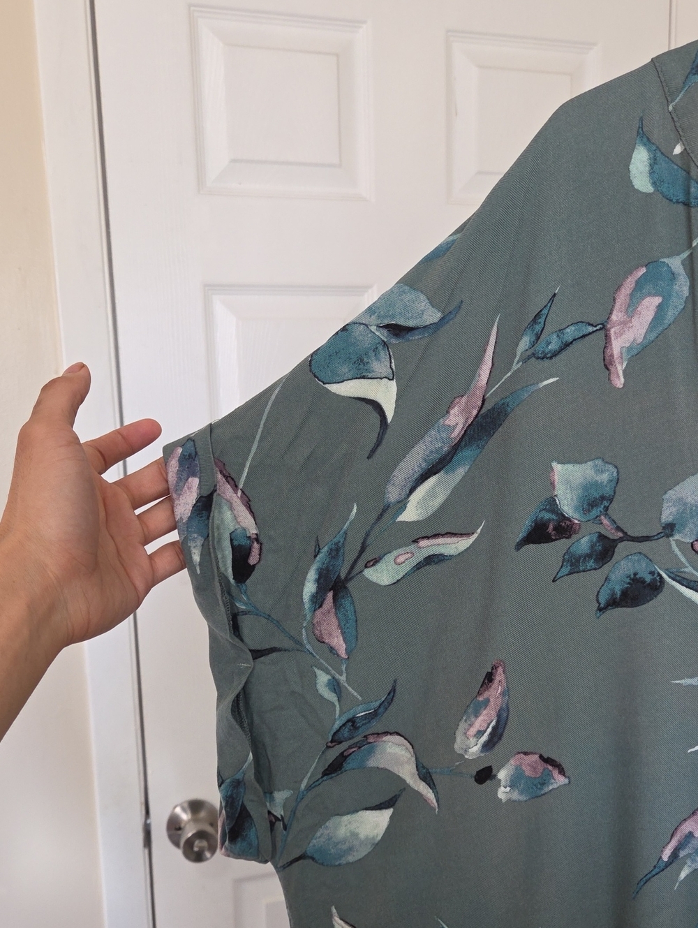 Reitmans Plus Size  Sage Green Floral V-Neck Tunic - Picture 4 of 7